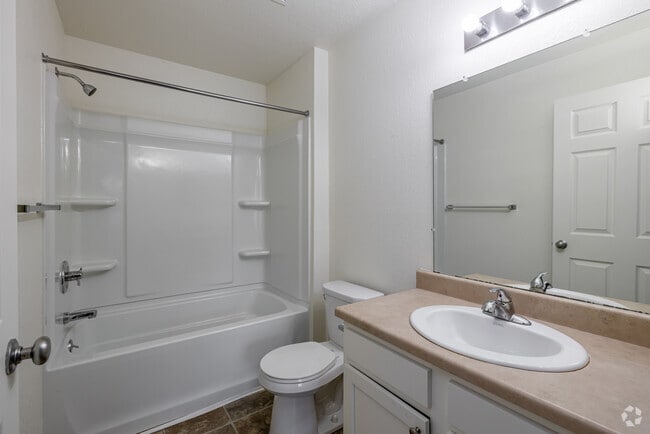 2 habitaciones, 2 baños - 1050 pies cuadrados - Baño principal - Cedarshores Apartments