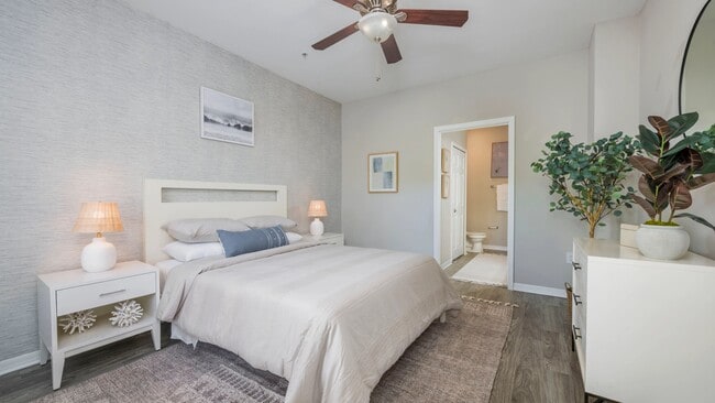 Ingrese a su opulento paraíso, el espacioso dormitorio principal. Con suelos de madera bajo los pies y un ventilador de techo que baila según tu estado de ánimo, es perfecto para la realeza. Además, disfrute del lujo de un baño privado y amplios vestidores. ¡Su reino lo espera! - Banyan Bay