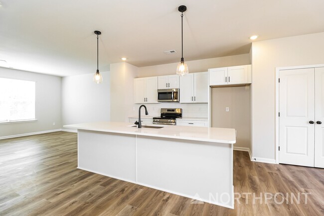 Photo - Beautiful 3BR 3.5BA Townhome w/ Full Appliance Kitchen Garage Parking in University