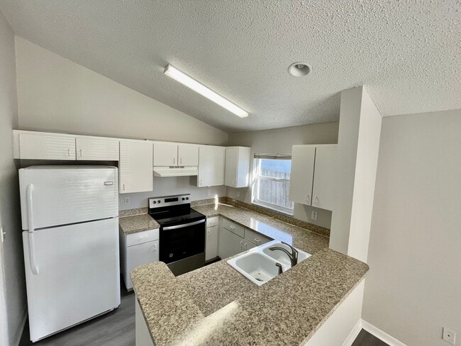 Photo - 2 BEDROOM 2 BATHROOM 1 CAR GARAGE IN BLOOMINGDALE !!!