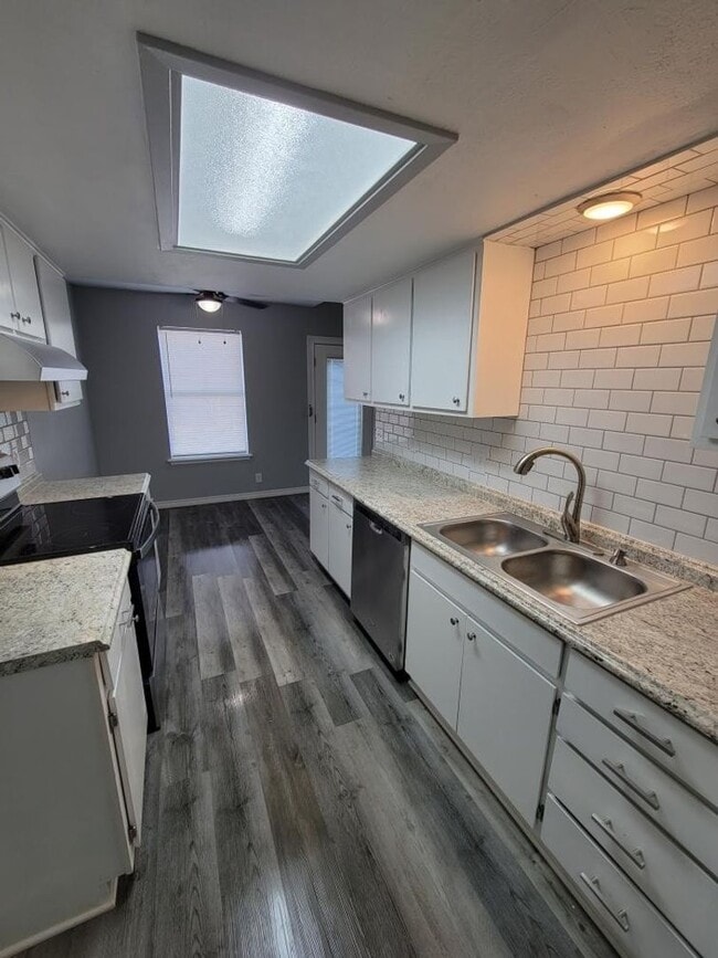 Building Photo - WOW!!! Gorgeous 3/2 home available soon!!!