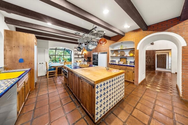 Photo - 725 Ashley Rd