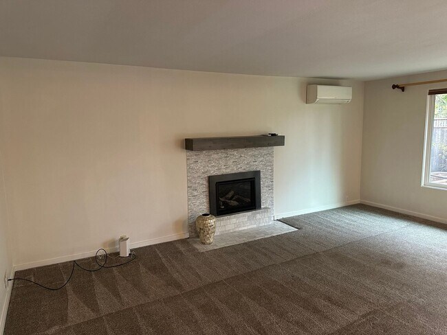 Photo - Beautiful custom 3 bedroom 2 bathroom hous...