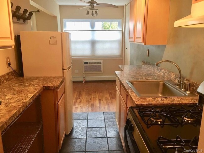 Building Photo - 8 Colonial Rd Unit 0