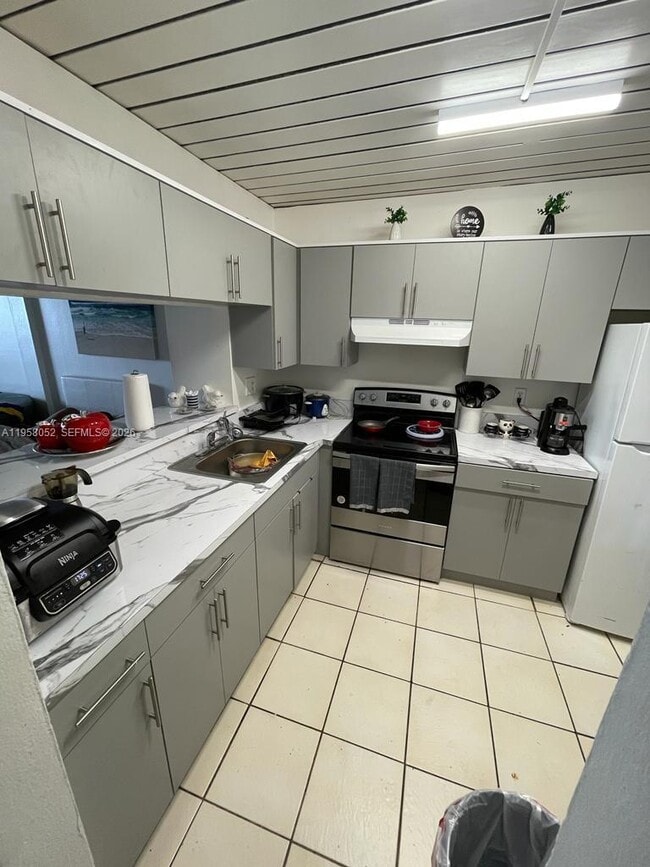 Building Photo - 19781 SW 114th Ave Unit 243