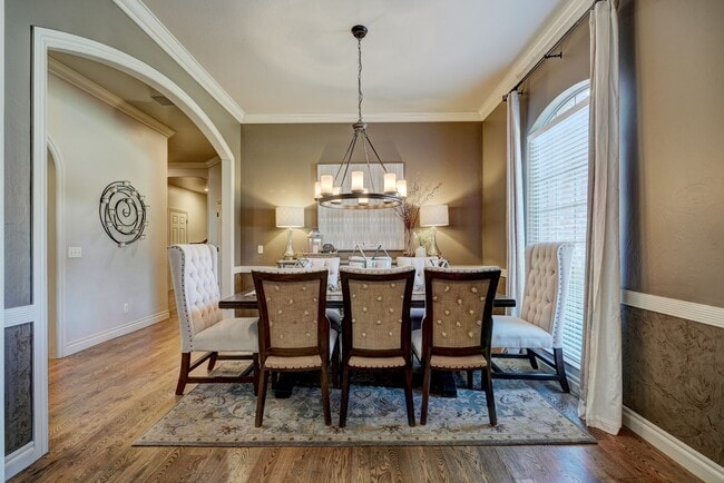 Photo - Luxury 5 Bedroom Home in Fairfax Estates, next to public golf course - Safe Room- Memorial High- ...