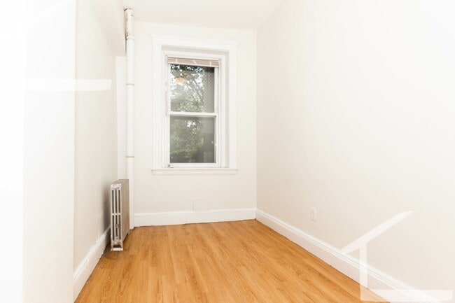 Building Photo - 2 bedroom Available NoW!!