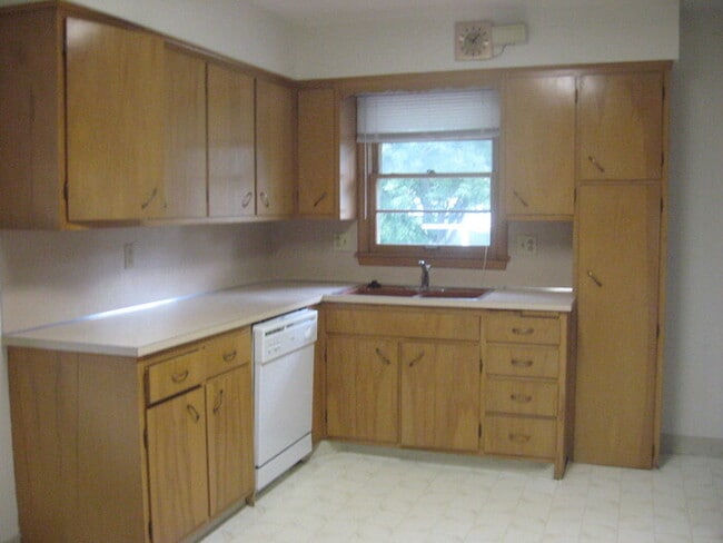 Duplex-Great neighborhood! NEW REDUCED PRICE - $1395 per month!