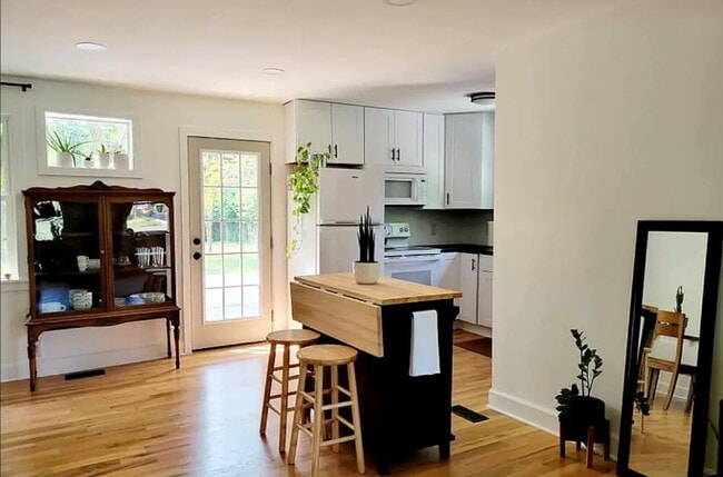 Photo - 106 Robinhood Cir