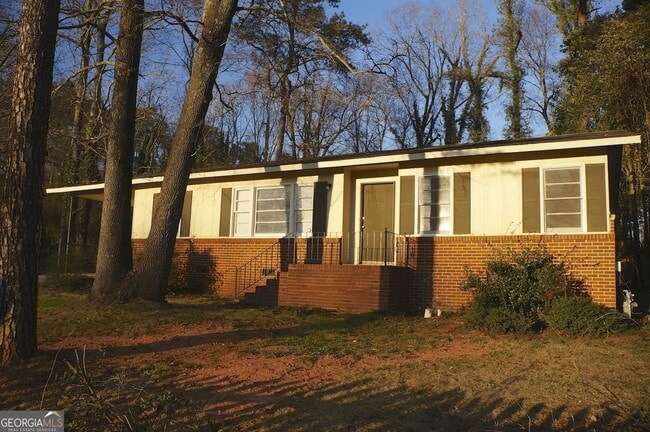 Building Photo - 435 S Barnett Shoals Rd