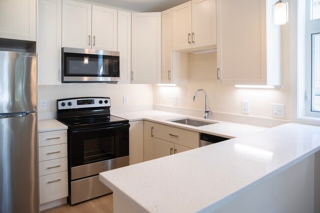 Building Photo - 102 Westford St Rental
