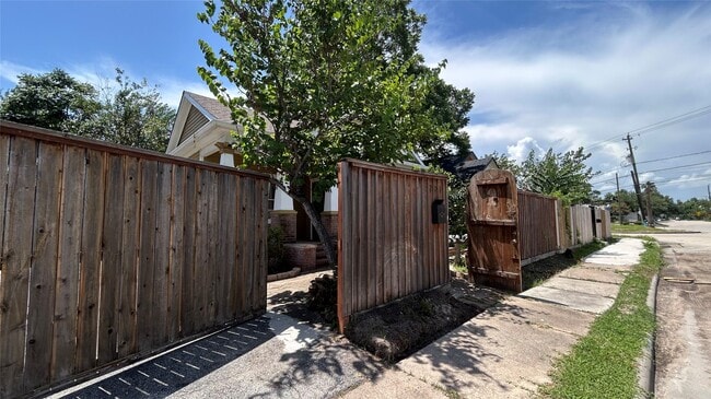 Photo - 209 Walton St