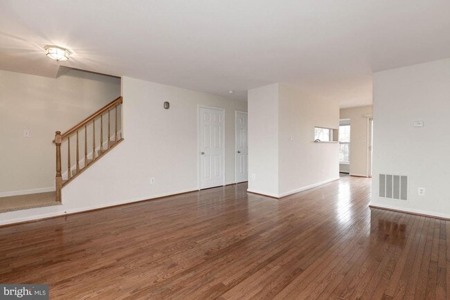 Photo - 22037 Manning Square
