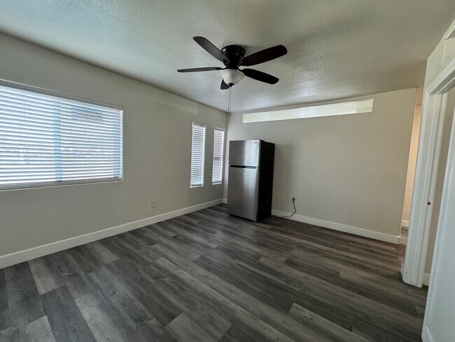 1998 2nd St Unidad 2