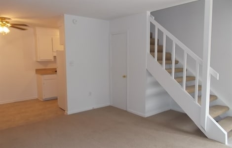 Descripción general de la sala de estar - The Sandover Apartments