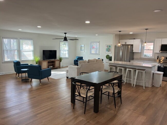 Photo - 304 Pine Knoll Dr