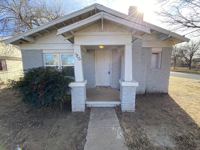 Building Photo - Spacious 2 Bed 1 Bath! Rental
