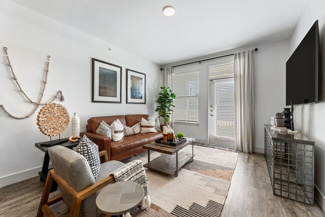 Lakecrest Apartments
