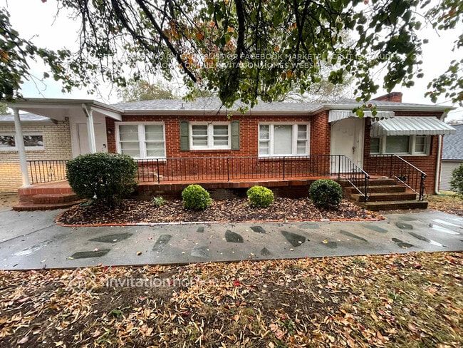 Building Photo - 2209 Ln St