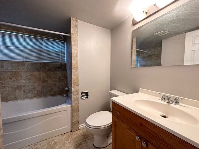 Photo - 1712-1751 51 St NW