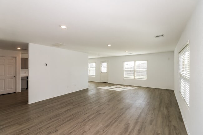 Photo - 310 Pickwick Gdns Ln