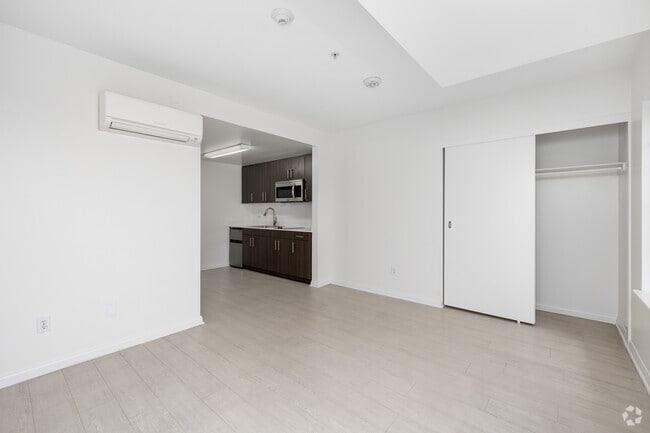 1BD, 1BA - 569SF - Living Room