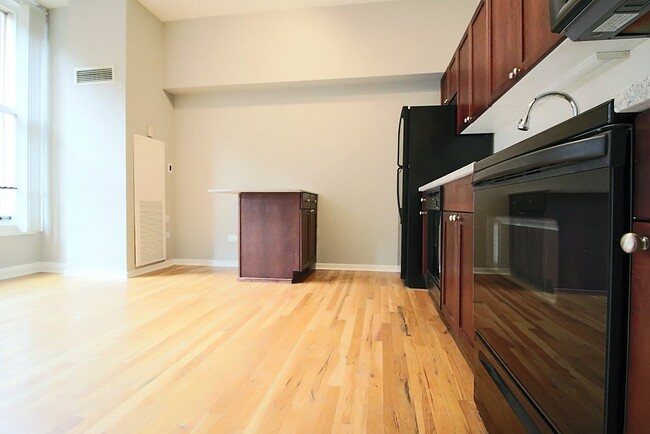 Photo - 349 S Dearborn St