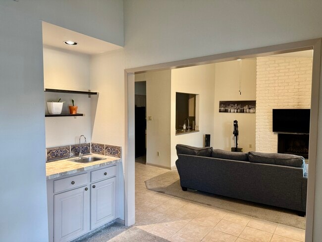 Photo - 2001 Bering Dr Unidad 4A