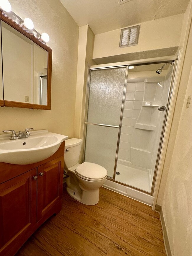 Photo - Charming One Bedroom in Oakland! Spacious ... Unit 3