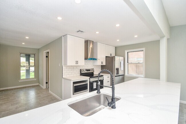 Photo - 5850 Duxbury St