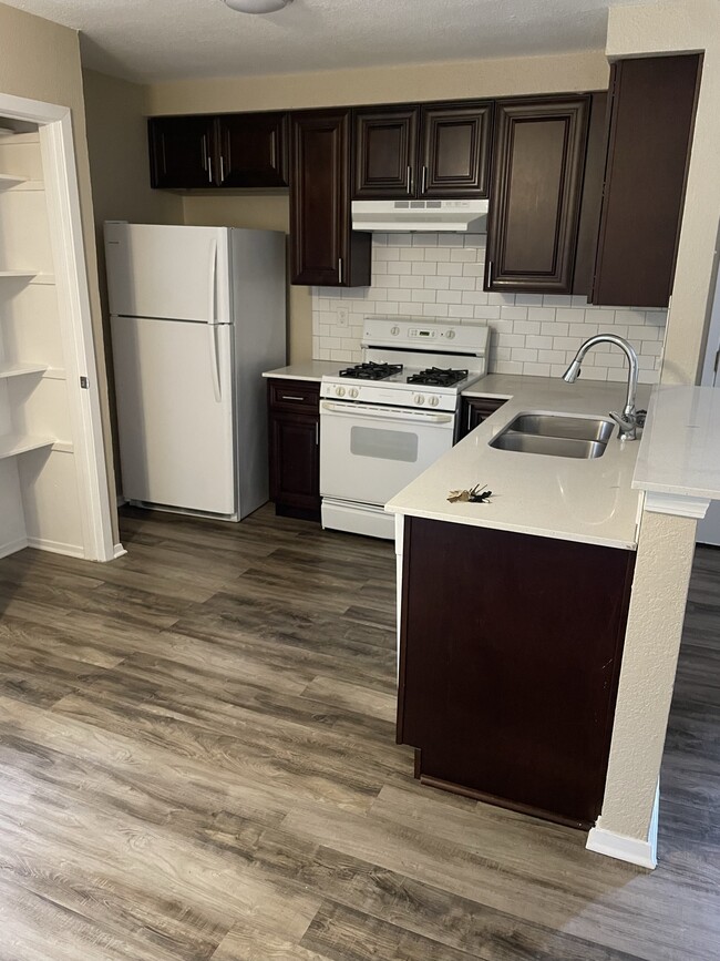 Building Photo - 501 Algerita Dr Unit B