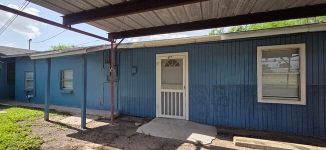 Building Photo - 617 E Expressway 83