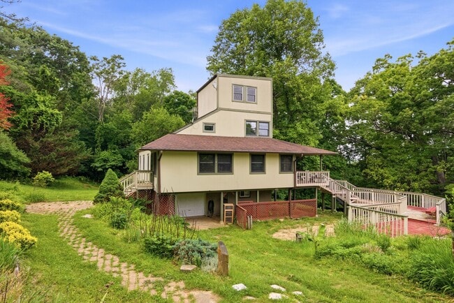 Building Photo - Spacious 4-Bedroom Pet Friendly Home in a Peaceful Rural Setting