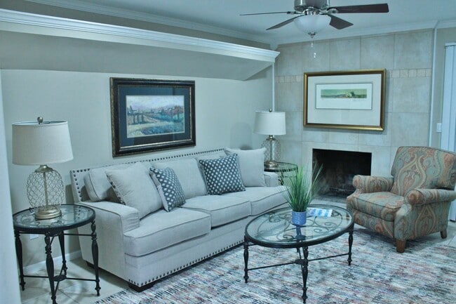 Building Photo - 7825 Renaissance Ct Unit B Rental