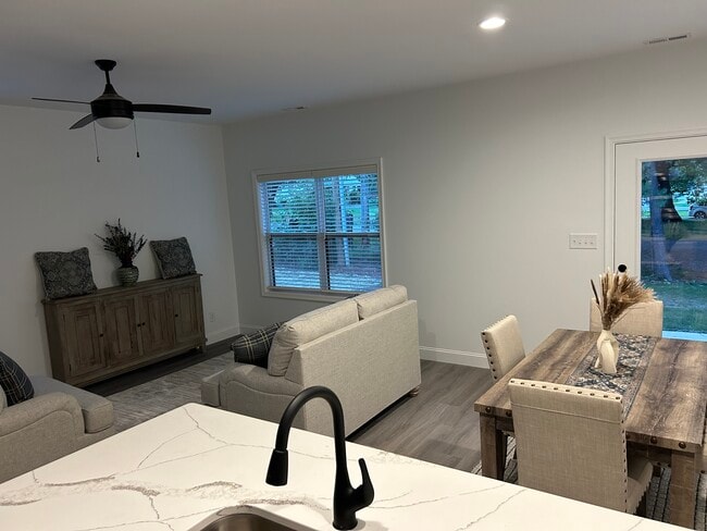 Photo - 100 Independence Ln