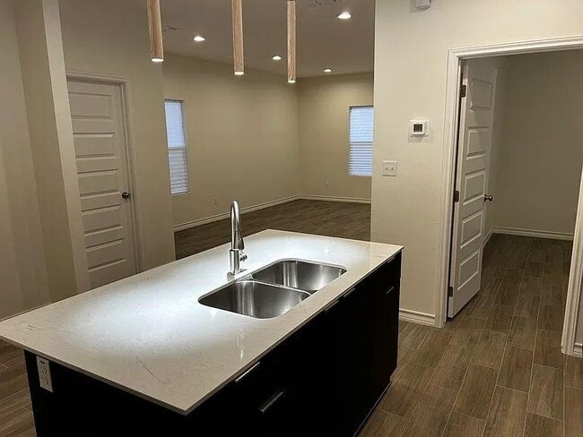 Photo - 5702 Moses Lp