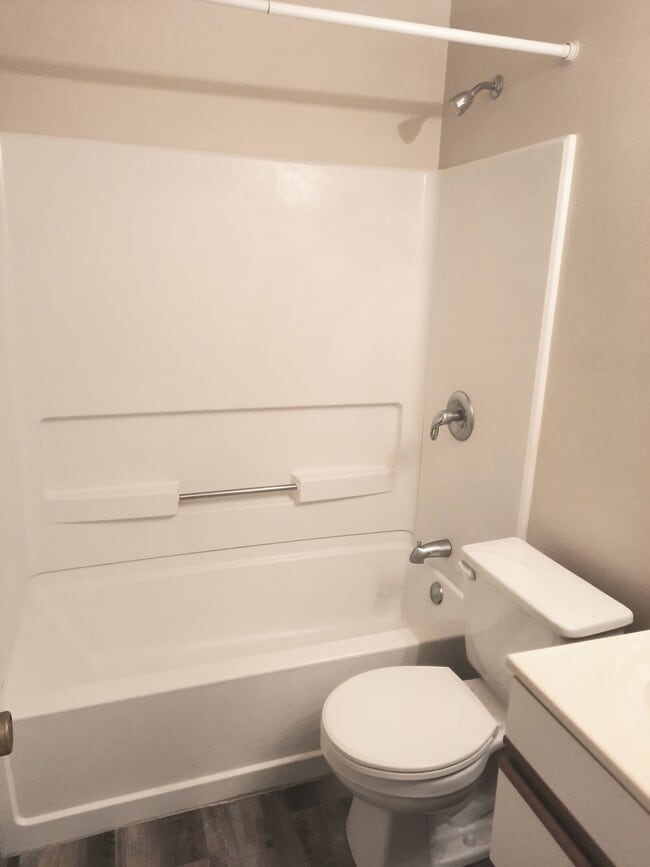 1-bed unit. Bathroom - Saracen Courts