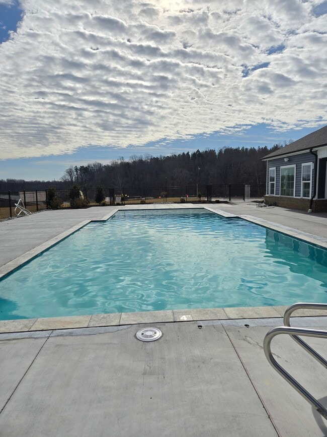 Pool - The View at Franklin Apartments