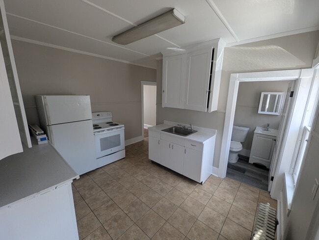 Building Photo - 203 - 205 Union St. Unit 2 - Rear Downstairs