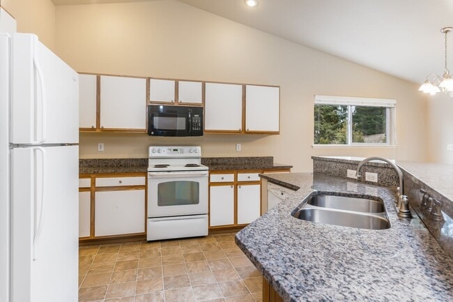 Photo - Inviting 3 Bedroom/2 Bathroom Duplex in Puyallup! Two Car Garage, Fenced Yard, Cul-de-Sac, New Pl...