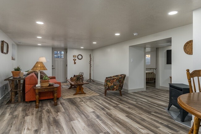 Photo - 957 E Center St Unit 2 Bed 1 Bath Near ISU