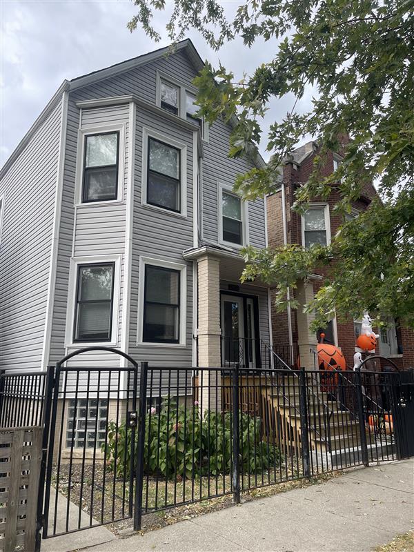 Building Photo - 2930 N Hamlin Ave Unit A