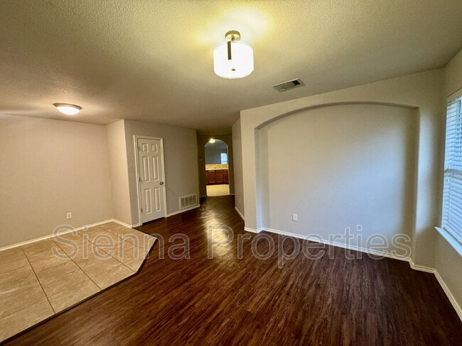 Photo - 205 Bluebonnet Tr