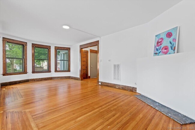 Photo - 212 Maple St