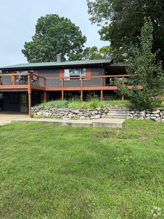 Building Photo - SPECTACULAR LAKEVIEW Rental