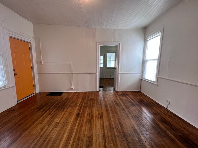 Photo - Bright 2 Bedroom Apartment with Laundry on Site!