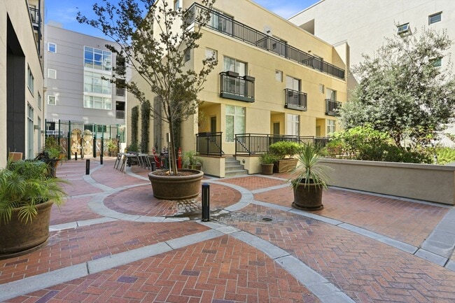 Photo - Downtown Living at its Best. Unidad 203