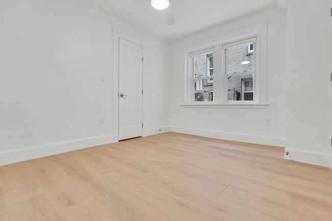 Building Photo - Charming 2 Bedroom
