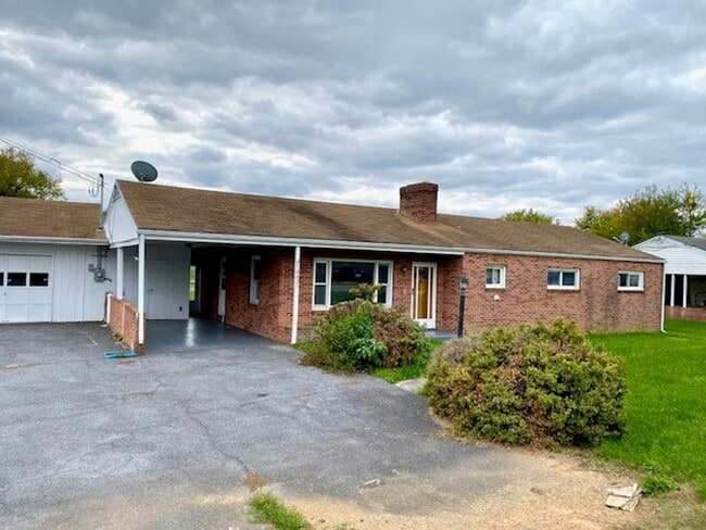 Building Photo - ONE LEVEL Single Family Home Close To Interstates!