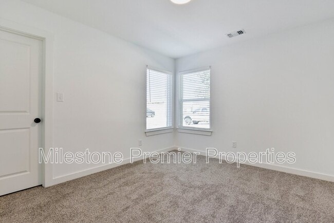 Photo - 101-103 E Bond St